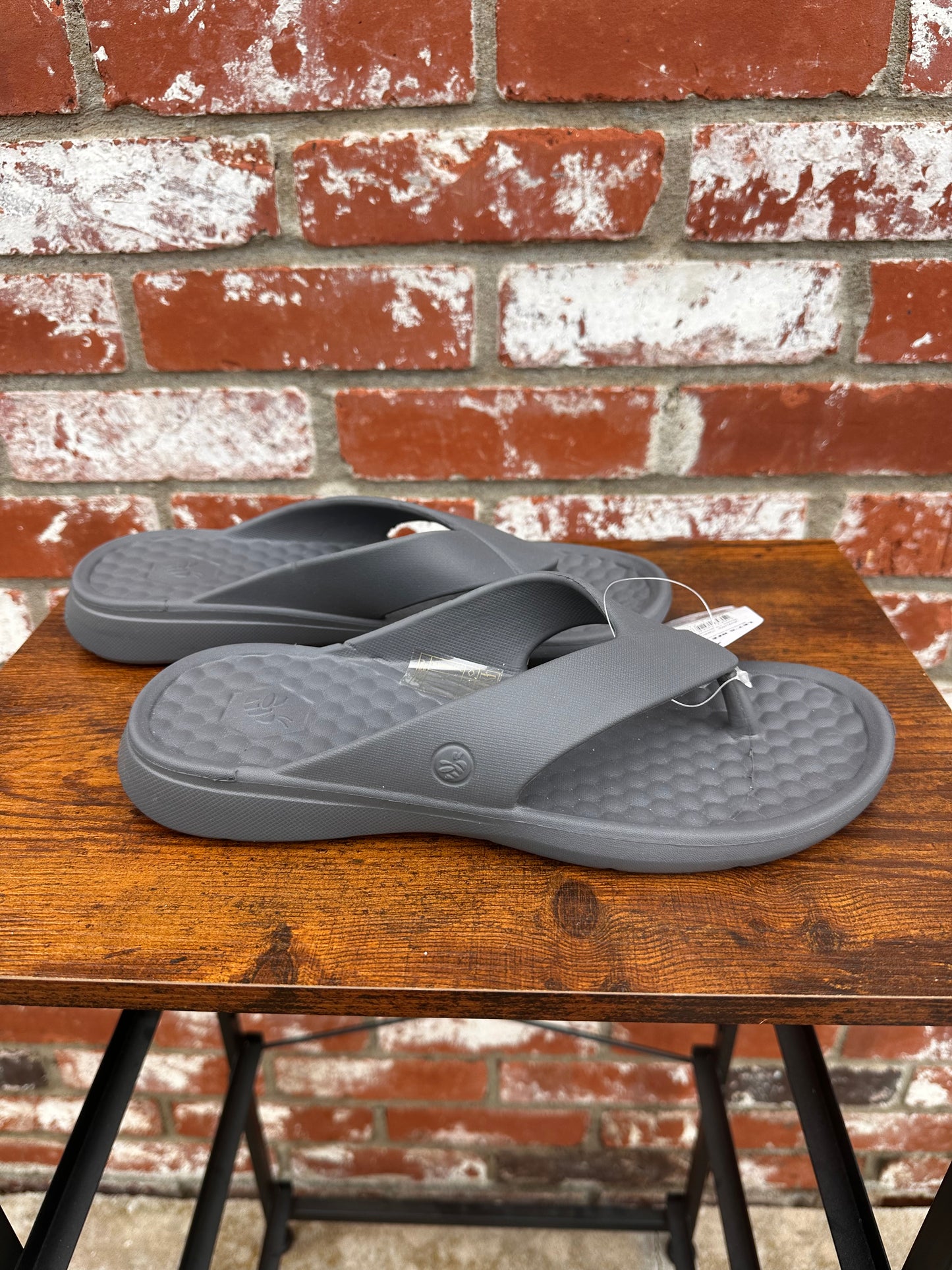 Joy Bees Men’s 7 Women’s 9 Flip Flops
