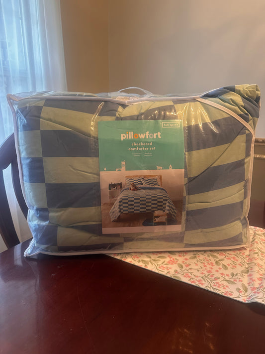 Pillowfort Full/Queen Checkered Comforter Set