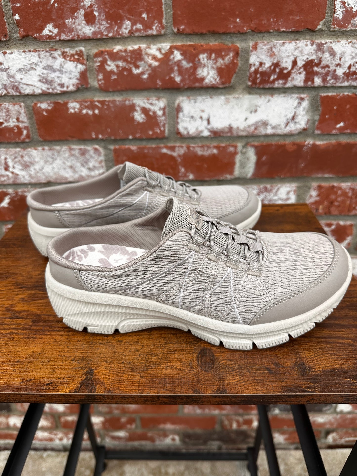 Sketchers Size 7.5 Women’s Slip-On Shoes