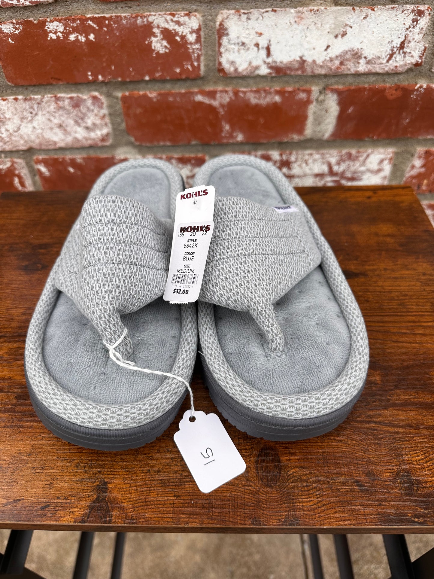 Isotoner Size 7.5-8 Women’s House Shoe Flip Flops